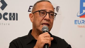 أشرف عبد الباقي عن عودة عرض عائلة الشماشرجي: مبسوط جدا إني هقف على المسرح