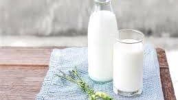 الحليب الطازج أم طويل الأجل.. طبيبة تكشف الفروق الغذائية والصحية