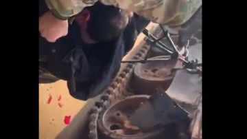 دبابة تصدم مراسل تلفزيون سوريا في حلب على الهواء مباشرة شاهد دبابة تصدم مراسل تلفزيون سوريا في حلب على الهواء مباشرة شاهد