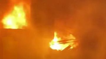 صرخات ورعـ.ـب.. إطفاء الجيزة تنقذ إمبابة من كارثة بإخماد حريق هائل التهم عقارا شاهد