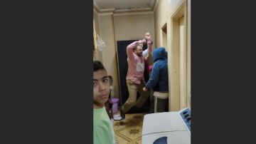 قصة فيديو هزت الرأي العام.. ابن يعتدي على والده داخل منزله.. ونجله يكشف كواليس صراع ميراث وضع أسرة على حافة الانهيار