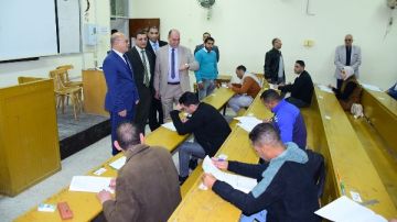 الطلاب الوافدين بـ دراسات عليا سوهاج يؤدون امتحانات الماجستير والدكتوراه