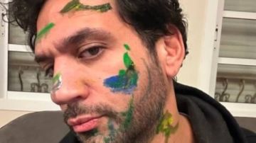 حسن الرداد يفاجئ جمهوره بفيديو طريف بعد رسومات نجله فادي على وجهه