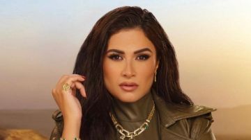 في عيد ميلادها الـ 46 ياسمين عبد العزيز بإطلالات شبابية