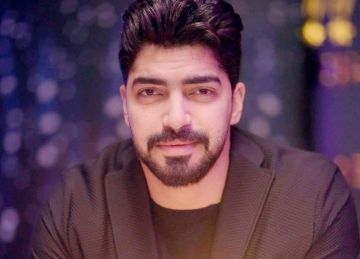 مينا عطا يطلب الدعاء لزوجته