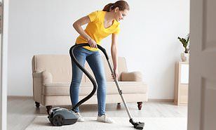 الإحصاء: فجوة واضحة بين الجنسين في توزيع الأعباء المنزلية وأعمال الرعاية داخل الأسر