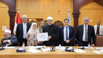 رئيس جامعة الأزهر يكرم الطالبة الإندونيسية ييلي بوترياني رئيس جامعة الأزهر يكرم الطالبة الإندونيسية ييلي بوترياني