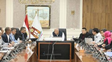 عبر الفيديو كونفرانس.. محافظ الوادي الجديد يتابع موقف منظومة التتبع للسيارات الحكومية