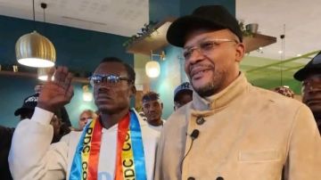 وزير الرياضة الكونغولي يكرم المشجع الشهير لومومبا بسيارة جيب وزير الرياضة الكونغولي يكرم المشجع الشهير لومومبا بسيارة جيب