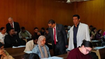 رئيس جامعة أسوان يتفقد امتحانات الفصل الدراسي الأول بكلية التربية ..صور