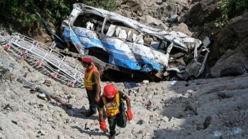 مقـ.تل 5 وإصابة 24 آخرين.. سقوط حافلة في واد قرب مدينة تالاغانغ الباكستانية