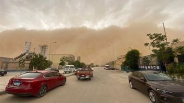 وزارة الداخلية توجه إرشادات عاجلة لقائدي السيارات بالتزامن مع العواصف الترابية