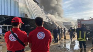 الهلال الأحمر يساند الحماية المدنية والإسعاف في حريق مصنع بلاستيك بأكتوبر