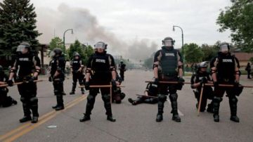 تحقيقات موسعة مع حاكم مينيسوتا وعمدة مينيابوليس الأمريكية.. ما السبب؟ تحقيقات موسعة مع حاكم مينيسوتا وعمدة مينيابوليس الأمريكية.. ما السبب؟