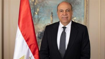 تفاصيل أزمة مطارات أثينا وتأثيرها على مصر.. وزير الطيران يوضح