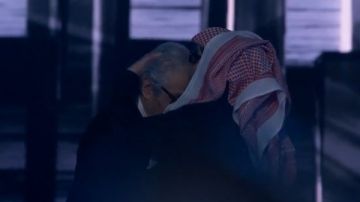 حفل Joy Awards .. تركي الشيخ يقبل رأس فاروق حسني