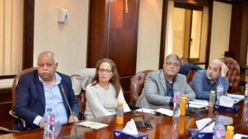 خالد عبدالعزيز يناقش مع أعضاء لجنة الصياغة التقرير النهائي للجنة تطوير الإعلام