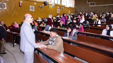 رئيس جامعة سوهاج يتابع توفير الأجواء المناسبة للطلاب داخل لجان الامتحانات