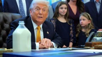 زجاجة حليب على مكتب البيت الأبيض.. ما القصة؟