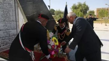 في الذكرى الـ74 لعيد الشرطة.. محافظ الوادي الجديد يضع إكليلا من الزهور على النصب التذكاري لشهداء الشرطة