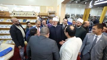 مفتي الجمهورية يتفقد جناح الأزهر الشريف بمعرض القاهرة الدولي للكتاب مفتي الجمهورية يتفقد جناح الأزهر الشريف بمعرض القاهرة الدولي للكتاب