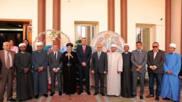 وحدة وطنية حقيقية على أرض بلاد الذهب.. محافظ أسوان يهنئ الأقباط بعيد الميلاد وحدة وطنية حقيقية على أرض بلاد الذهب.. محافظ أسوان يهنئ الأقباط بعيد الميلاد