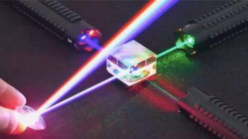 ليزر يهز عالم الهواتف الذكية.. اختراق يعيد رسم مستقبل التكنولوجيا اللاسلكية ما القصة؟