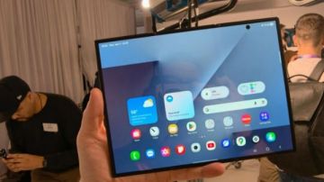 بميزة ثورية.. سامسونج تطلق أول شاشة قابلة للطي بدون أي طيات