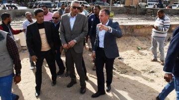 محافظ أسوان يتفقد نقاط العبور المؤقتة بمزلقان السيل القديم