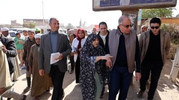 محافظ المنيا يستجيب لمناشدة سيدة ويرافقها لمعاينة منزلها المتهالك ويوجه بإصلاحه