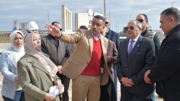 محافظ بورسعيد يوجه بإصلاح خط صرف صحي ورصف الطريق بالمنطقة الصناعية صور