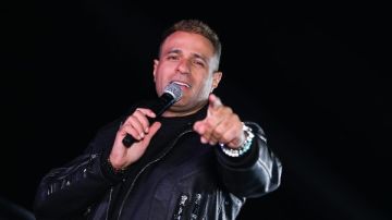 محمد نور يحصل على ساعة نادرة بكسوة الروضة الشريفة: موجود منها 30 واحدة فقط في العالم