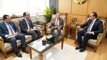 من بلغوا سن المعاش.. رئيس الرعاية الصحية يبحث الاستعانة بالأطباء الممارسين وخبرات القدامى