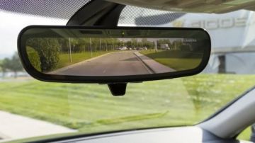 الزر الخفي في مرآة السيارة.. تفصيلة صغيرة تحمي السائقين ما السر؟ الزر الخفي في مرآة السيارة.. تفصيلة صغيرة تحمي السائقين ما السر؟