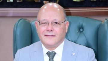 رئيس جامعة سوهاج يزف بشرى للعاملين بنظام السركي