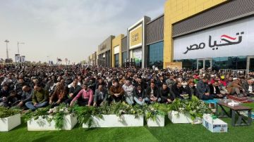 آلاف المصلين يؤدون صلاة الجمعة داخل معرض الكتاب في دورته الـ57