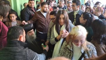 مطران أسيوط يوزع العيديات والشوكولاتة بكنيسة رئيس الملائكة ميخائيل مطران أسيوط يوزع العيديات والشوكولاتة بكنيسة رئيس الملائكة ميخائيل