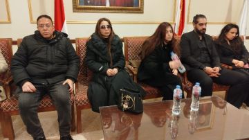 الحزن يسيطر على دوللي شاهين في عزاء والدتها الحزن يسيطر على دوللي شاهين في عزاء والدتها