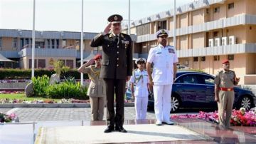 رئيس الأركان يعود إلى أرض الوطن عقب انتهاء زيارته الرسمية إلى سلطنة عمان