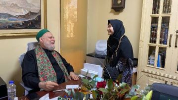 علي جمعة يستقبل الطالبة الإندونيسية .. ويؤكد: نموذج مشرف لطالب العلم الحقيقي علي جمعة يستقبل الطالبة الإندونيسية .. ويؤكد: نموذج مشرف لطالب العلم الحقيقي