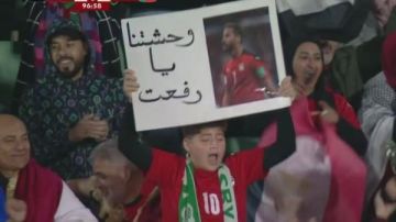 من مدرجات الفراعنة.. لافتة وحشتنا يا رفعت تخطف الأنظار في مباراة مصر وبنين