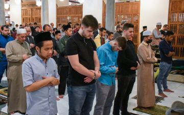 هل تصح الجماعة مع المأموم الذي يستكمل صلاته؟.. أمين الفتوى يجيب