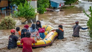 14 وفاة و4 مفقودين في فيضانات شمال سولاويزي بإندونيسيا