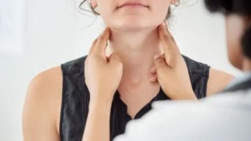 7 تغييرات جلدية قد تكون مؤشرا مبكرا على قصور الغدة الدرقية انتبه إليها 7 تغييرات جلدية قد تكون مؤشرا مبكرا على قصور الغدة الدرقية انتبه إليها