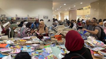 أسعار تبدء من جنيه و20 كتاب بـ100 جنيه.. إقبال كثيف على جناح الهيئة العامة للكتاب
