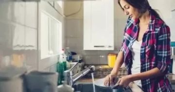 السيدات يقضين 4.5 ساعة يوميا في الأعمال المنزلية والرجال 2.3 ساعة السيدات يقضين 4.5 ساعة يوميا في الأعمال المنزلية والرجال 2.3 ساعة