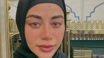 بالحجاب والدموع.. يارا السكري توثق زيارة الروضة الشريفة