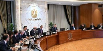 رئيس الوزراء يتابع إجراءات تيسير دخول السائحين إلى مصر