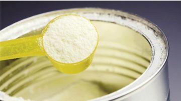 بعد سحب دفعات من نوع تجاري لحليب الأطفال.. هل يشكل خطورة؟ رد رسمي حاسم