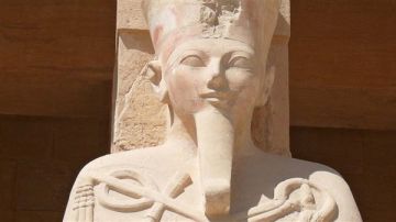 حتشبسوت.. الملكة التي خدعت التاريخ وانتزعت لقب الفرعون باللحية والتاج